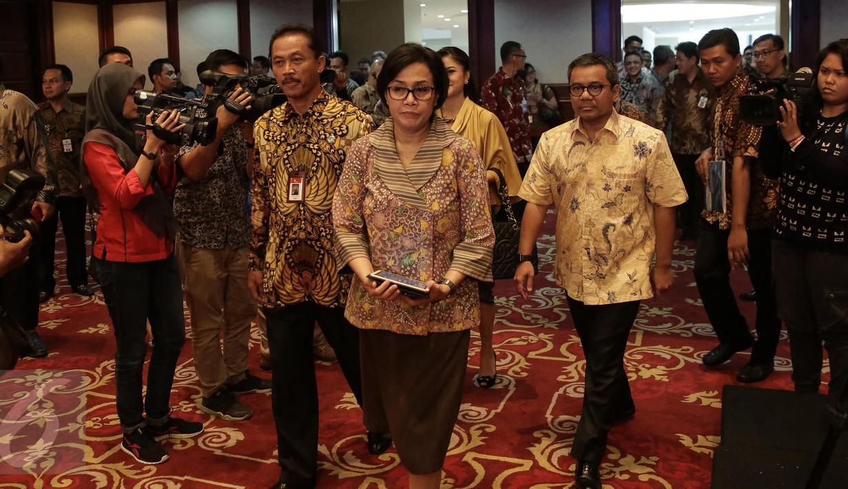 Menkue Sri Mulyani tiba menghadiri sosialisasi kenaikan santunan korban kecelakaan di Jakarta, Jumat (12/5). Jasa Raharja menaikkan nilai santunan asuransi korban kecelakaan pada tahun ini sebesar dua kali lipat. (Liputan6.com/Faizal Fanani)