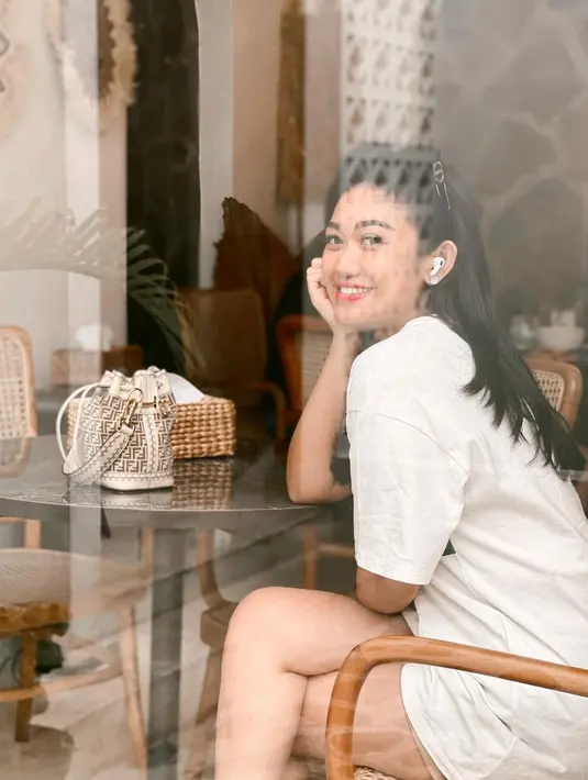 Diketahui ternyata Oline Mendeng saat ini disibukkan dengan menjadi single mom. (FOTO: instagram.com/olinemendeng_/)