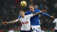 Bek Tottenham Hotspur, Kieran Trippier berebut bola dengan pemain Rochdale, Matt Done pada laga ulangan (replay) babak 16 besar Piala FA di Satdion Wembley, Kamis (1/3). Tottenham Hotspur maju ke perempat final usai menang telak 6-1. (Adrian DENNIS/AFP)