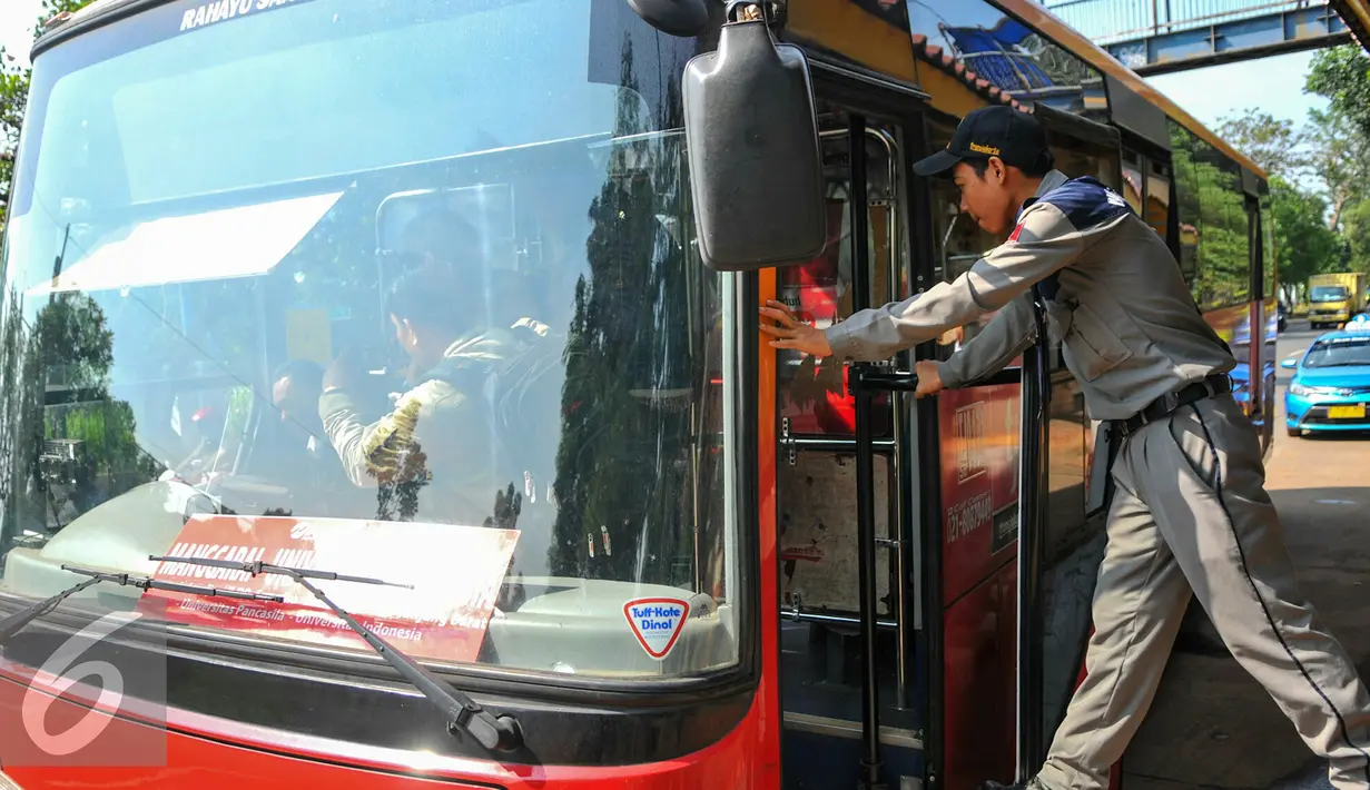 Penumpang saat menaiki bus Transjakarta dari halte UI Depok, Jakarta, Senin (25/4/2016). Transjakarta tambha 4 rute baru yakni UI Depok-Manggarai,  Bekasi Timur-Grogol, Bekasi Barat-Bunderan HI dan Bekasi Barat-Tj.Priok. (Liputan6.com/Yoppy Renato)