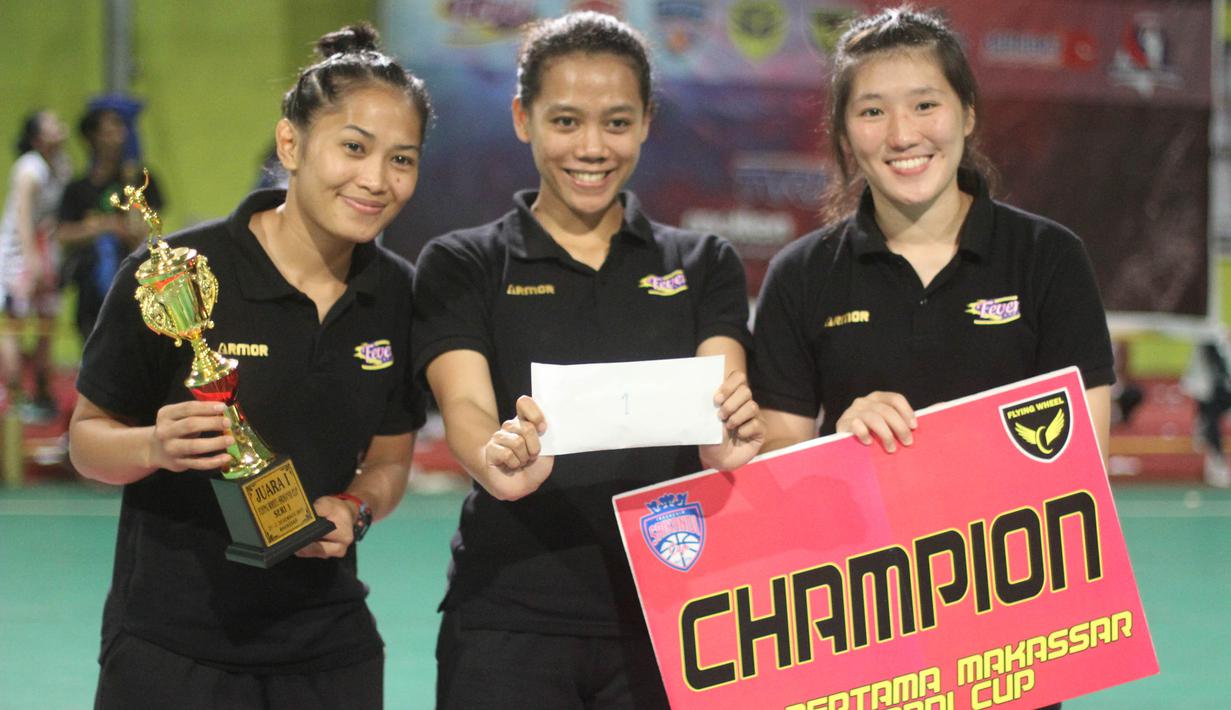 Para pebasket Surabaya Fever, merayakan gelar juara seri pertama Srikandi Cup 2017 di GOR Flying Wheel, Makassar, Sabtu (2/12/2017). Surabaya Fever juara setelah mengalahkan Merpati Bali 67-48. (Bola.com/Andhika Putra)