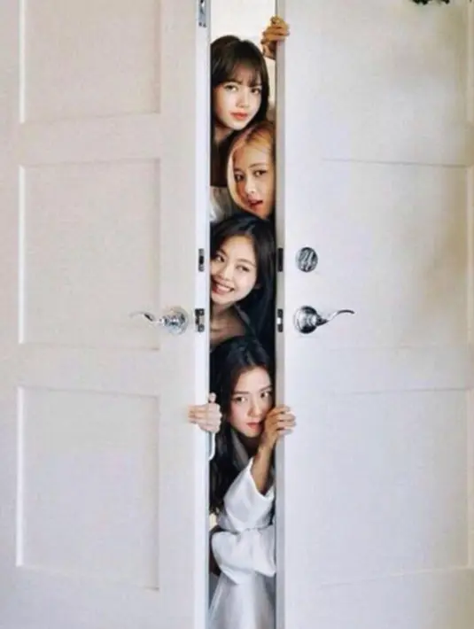 Rose juga mengunggah foto yang tak kalah menggemaskannya. Melihat empat anggota Blackpink berjajar mengintip pintu, bukankan mereka terlihat sangat cute? (Foto: Instagram/ roses_are_rosie)