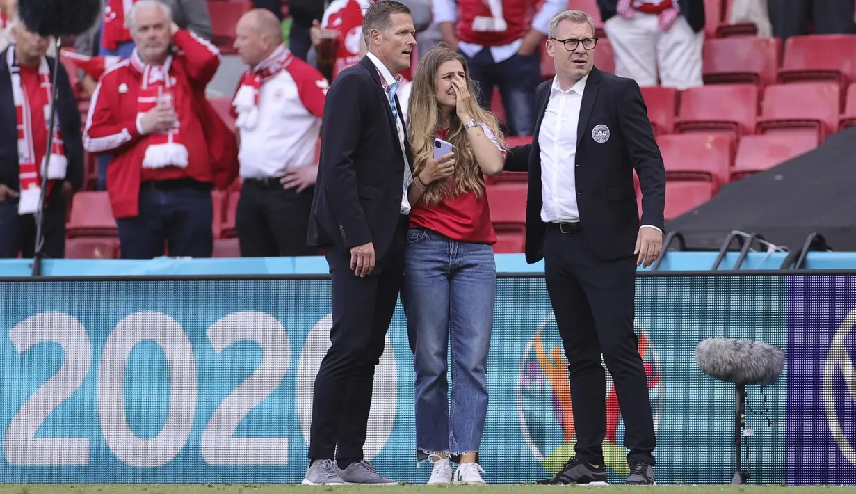 Tangis dari istri Christian Eriksen pun pecah yang melihat keadaan suaminya tergeletak ditengah lapangan. (Foto: AP/Pool/Friedemann Vogel)