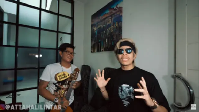Ruang tamu berasa kantor. (Youtube/Atta Halilintar)