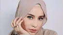 <p>Tidak suka warna gelap? Hijab warna soft seperti mocca ini sangat pas untuk si pemilik warna kulit kuning langsat. (Instagram/emyaghnia).</p>