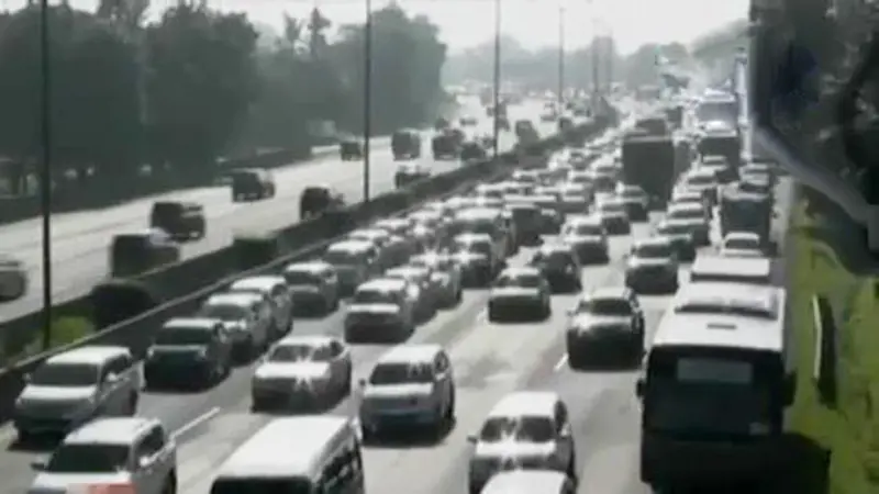 Tol Cikampek Macet hingga Bangunan SD Rusak di Padang