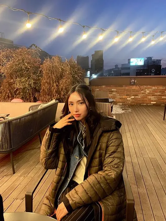Gadis kelahiran 18 Januari 2001 ini pun menjadi pre debut dari girlgrup bernama MEP-C. Penampilan Via pun tak lepas dari perhatian banyak netizen. (Liputan6.com/IG/@mepc_via)