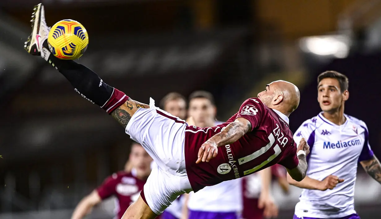 Pemain Torino Simone Zaza (tengah) beraksi saat melawan Fiorentina pada pertandingan Liga Italia di Olympic Stadium, Turin, Italia, Jumat (29/1/2021). Bermain dengan sembilan pemain, Fiorentina berhasil menahan imbang Torino 1-1. (Fabio Ferrari/LaPresse via AP)