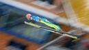 Atlet Jerman, Severin Freund, saat beraksi dalam Kejuaraan Dunia Ski Flying di Kulm, Bad Mitterndorf, Austria, (17/1/2016). (AFP/Michal Cizek)
