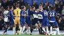 Pemain Tottenham Hotspur, Rodrigo Bentancur, bersitegang dengan pemain Chelsea, Trevoh Chalobah, dalam laga pekan 30 Premier League di Stadion Stamford Bridge, Jumat (4/4/2025) dini hari WIB. (AP Photo/Ian Walton)