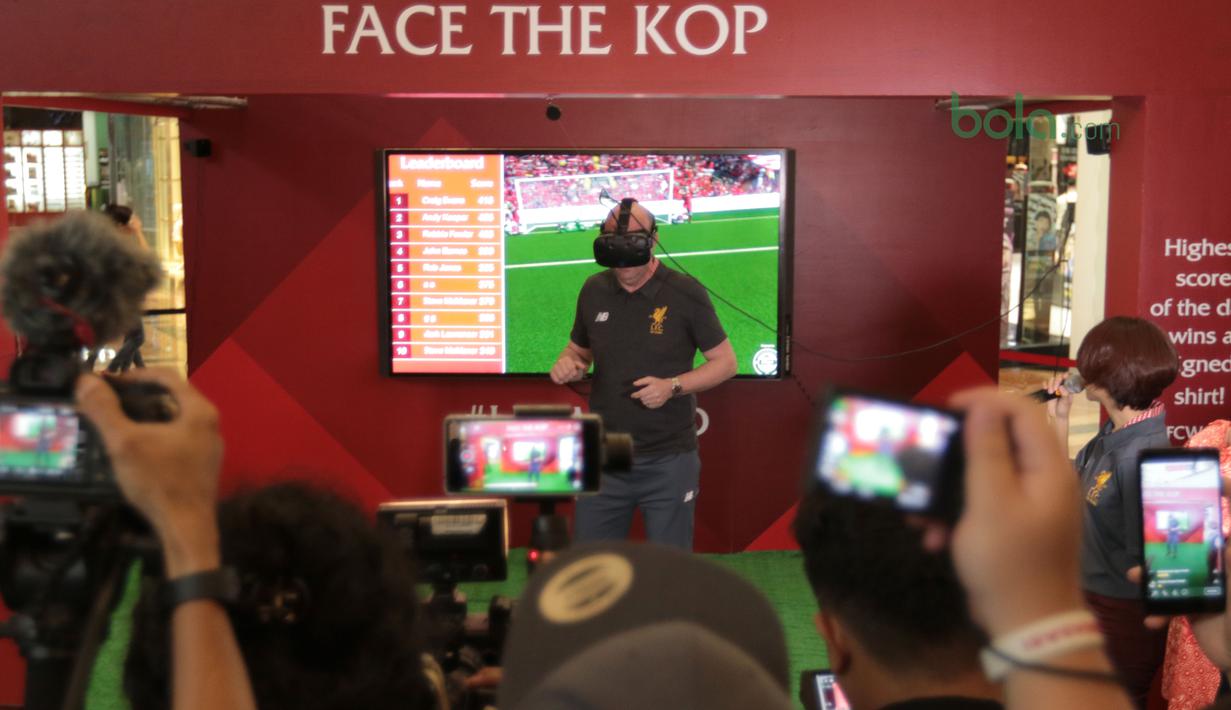 Legenda Liverpool, Gary McAllister ikut bermain games pada acara LFC World Tour Jakarta di Mal Taman Angrek, Jakarta (08/03/2018). Kegiatan tersebut untuk membawa Liverpool lebih dekat kepada fans. (Bola.com/Nick Hanoatubun)