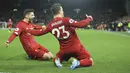 Gelandang Liverpool, Xherdan Shaqiri (kanan) berselebrasi dengan rekannya Adam Lallana usai mencetak gol ke gawang Everton pada pertandingan lanjutan Liga Inggris di Stadion Anfield, Rabu (4/12/2019). Liverpool menang telak 5-2 atas Everton. (AP Photo/Jon Super)