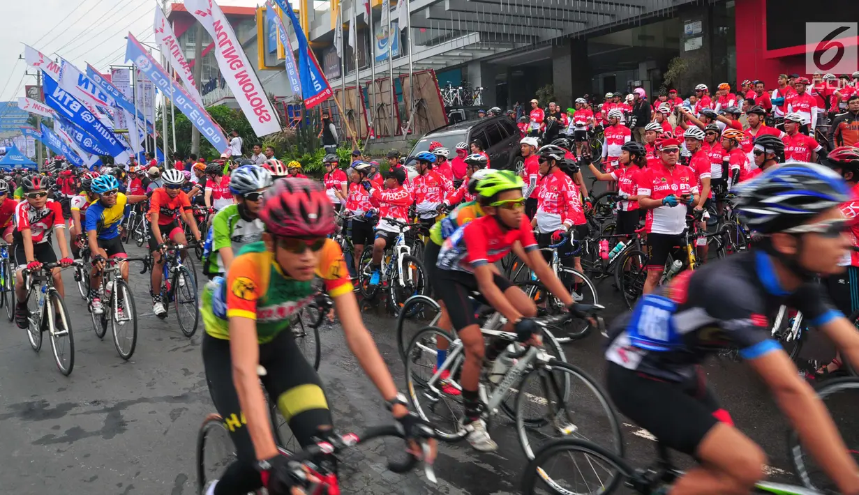 Peserta memacu sepedanya saat mengikuti BTN Tour de Borobudur XVII di Jawa Tengah (12/11). Ajang tahunan yang digelar 11-12 November 2017 ini diikuti enam ribu peserta termasuk Gubernur Jawa Tengah, Ganjar Pranowo. (Liputan6.com/Gholib)