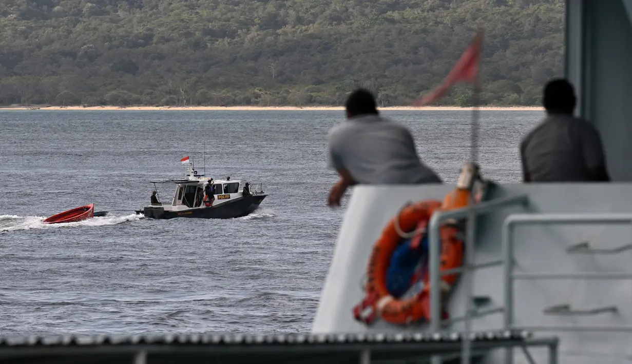 Sekitar pukul 00.19 WITA KMP Tunu Pratama Jaya dilaporkan mengalami black out alias insiden di tengah perairan selat Bali. Berdasar data manifes terdapat 53 penumpang dan 12 kru serta 22 kendaraan berbagai macam jenis. (SONNY TUMBELAKA/AFP)