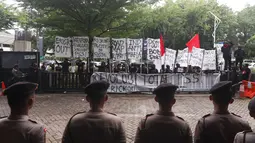 Mereka juga membentangkan spanduk bertuliskan "Erick Out". Tampak dalam foto, suporter timnas Indonesia, Ultras Garuda, saat menggelar aksi unjuk rasa di depan Kantor PSSI, GBK Arena, Senayan, Jakarta Pusat, Jumat (14/11/2025). (Bola.com/M Iqbal Ichsan)
