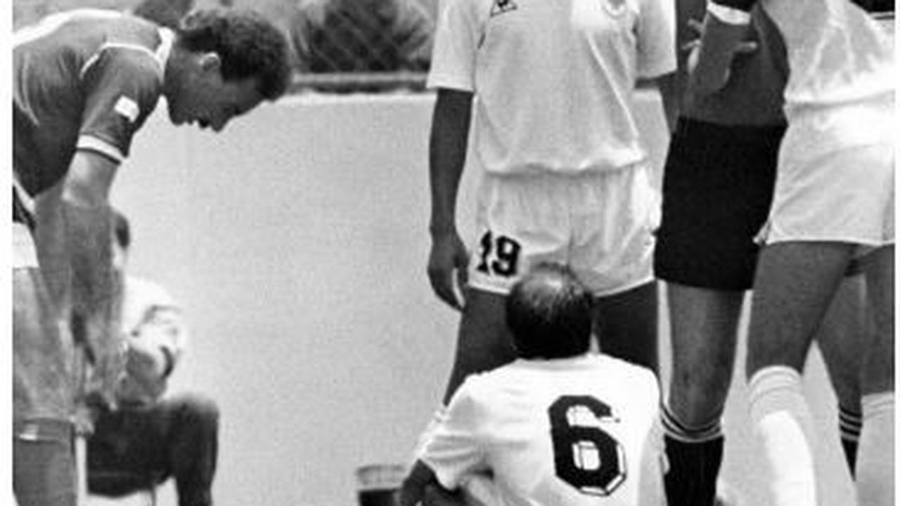 Pemain Uruguay (Jose Batista) mendapatkan kartu merah (Photo: AFP)