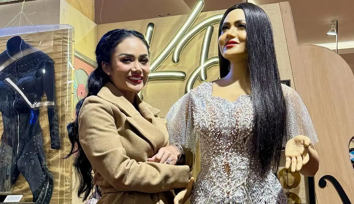 Berbeda dengan patungnya yang berambut lurus, Krisdayanti tampil dengan half curl ponytail. [@krisdayantilemos]