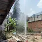 Sumur bor di Kampung Leuwikotok, Desa Pasirlaja, Kecamatan Sukaraja, Kabupaten Bogor memicu semburan air bercampur gas metana. (Liputan6.com/Achmad Sudarno)