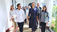 Menteri Kesehatan Budi Gunadi Sadikin memaparkan pengembangan genomika Indonesia kepada Putri Mahkota Swedia Victoria saat mengunjungi Pusat Biomedis dan Genomika Kesehatan di Jakarta. (Biro Komunikasi dan Informasi Publik Kemenkes / Nusirwan - Nurfata Alim Prabowo)