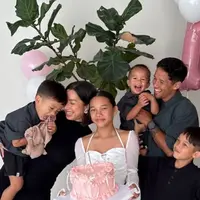 Kiyomi mendapat kejutan ulang tahun dari orangtua dan adik-adiknya yang kompak mengenakan busana warna hitam. Terlihat dekorasi girly seperti balon pink dan putih. Kiyomi pun mendapatkan kue ulang tahun pink berpita berbentuk love. [@jenniferbachdim]