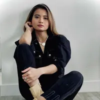 Gaya casual Acha Septriasa dengan jumpsuit denim satu ini juga cocok dijadikan inspirasi saat hangout atau berlibur. Meski terlihat santai, namun penampilan ibu satu anak ini tetap stylish. (Liputan6.com/IG/@septriasaacha)