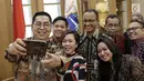 Jajaran manajemen Emtek Group berswafoto bersama Gubernur DKI Jakarta Anies Baswedan saat berkunjung ke Balaikota, Jakarta, Kamis (29/3). (Liputan6.com/Faizal Fanani)