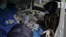Petugas parkir melakukan pemeriksaan kesehatan di mobil Tim Medis Keliling di kawasan sabang, Jakarta, Kamis (18/2/2021). Pemeriksaan kesehatan tersebut merupakan program resmi Dishub DKI Jakarta. (Liputan6.com/Faizal Fanani)