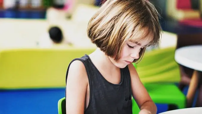 Mengajarkan anak/copyright Unsplash.com/pan xiaozhen