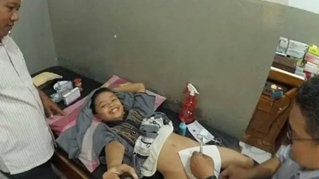 Sembunyikan Rasa Takut, 6 Ekspresi Anak Disunat Ini Bikin Ngakak