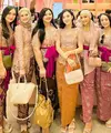Terlihat pula Eriska Rein yang mengenakan kebaya Bali berpotongan lengan pendek. Kebaya tersebut ia pasangkan dengan selendang obi warna pink fuschia dan rok batik warna deep brown. [@tya_ariestya/@cutratumeyriska/@nafilahaziz]