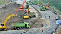 Alat berat mengeruk tanah yang ambles pada proyek pembangunan jalan tol Semarang-Solo, di Kelurahan Pudakpayung, Semarang, Jateng, Rabu (9/3).(Antara) 
