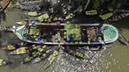 Foto udara menunjukkan pemandangan apung di Barisal, Bangladesh, 14 Agustus 2020. Pasar apung yang berada sekitar 180 kilometer sebelah selatan Dhaka ini kerap ramai dipadati pembeli dan pedagang selama musim panen jambu biji berlangsung. (Xinhua)