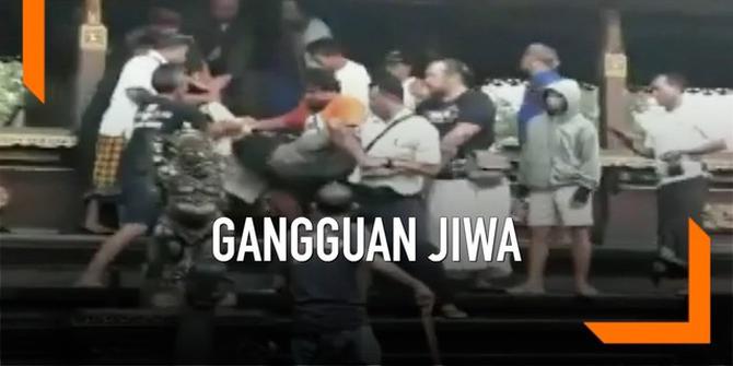 VIDEO: Pria dengan Gangguan Jiwa Panjat Tempat Suci di Bali