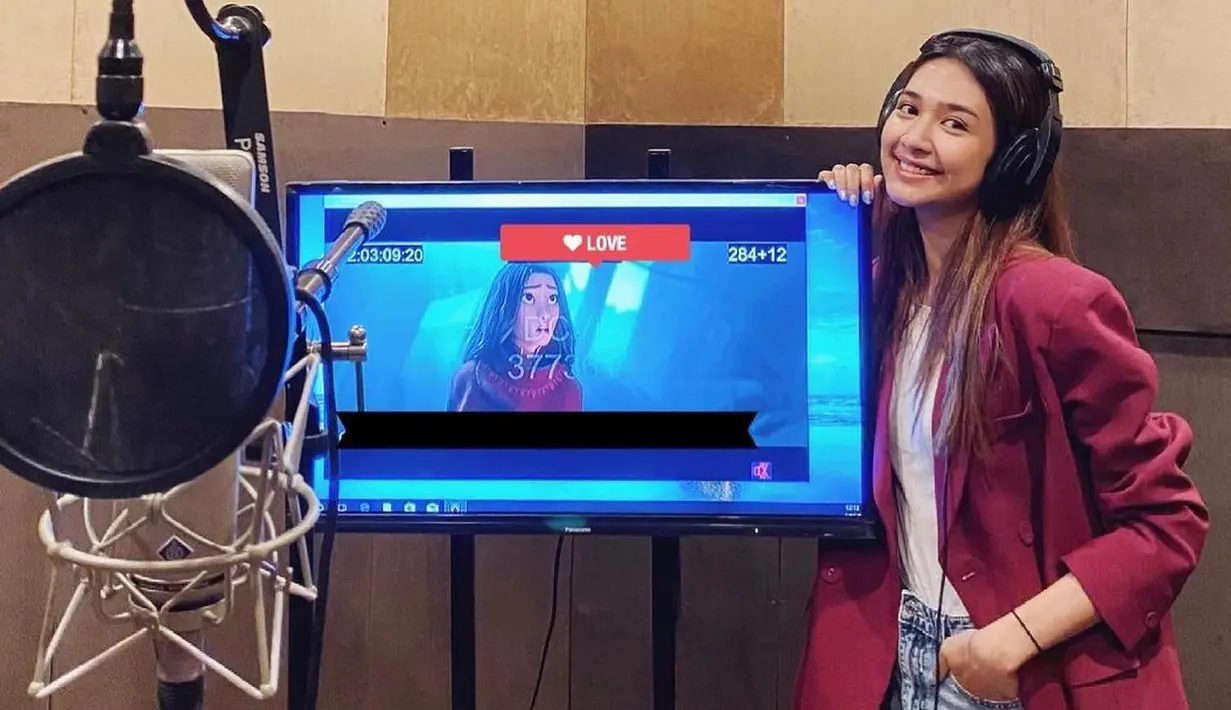 Mikha Tambayong kembali tampil kasual dengan blazer bernuansa merah bata yang dipadunya dengan innerwear putih polos dan celana jeans. Foto: Instagram.