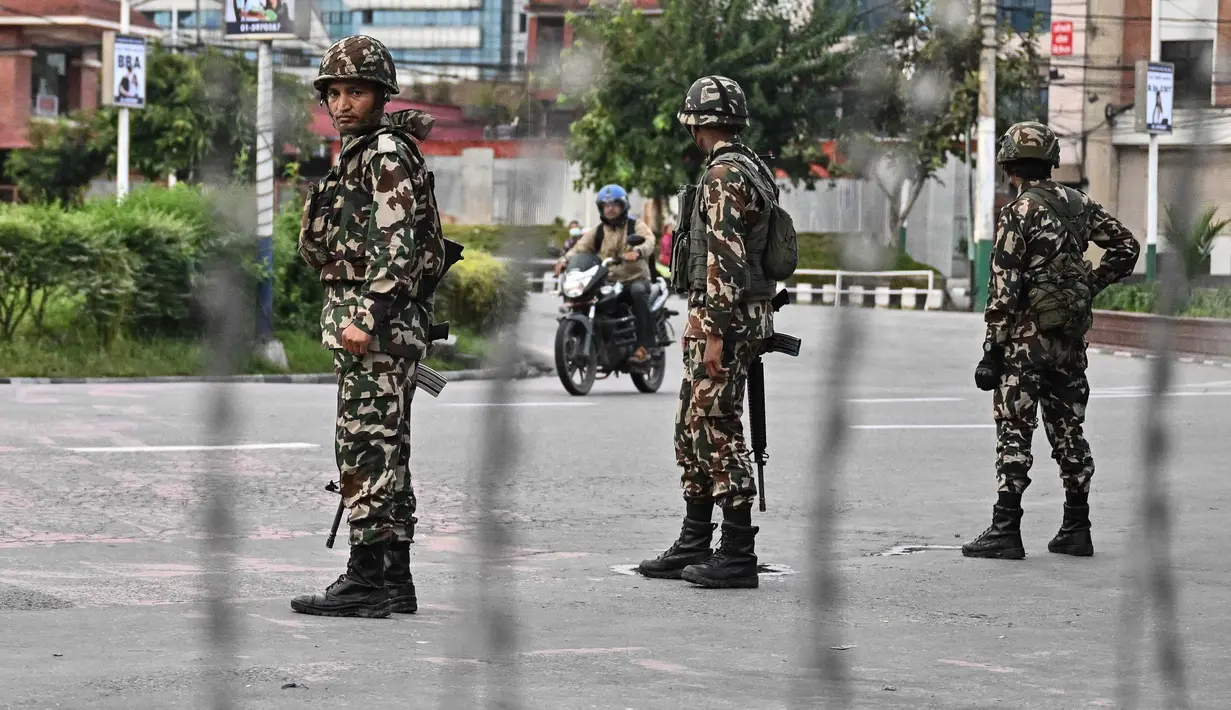 Sebelumnya, gelombang protes besar-besaran, yang dipimpin generasi muda “Gen Z”, pecah pada Senin (8/9/2025) yang berujung pada pengunduran diri Perdana Menteri K.P. Sharma Oli pada Selasa (9/9/2025). Protes dipicu dugaan korupsi pemerintah serta larangan sementara penggunaan media sosial. (Pedro Pardo/AFP)
