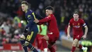 Gelandang Liverpool, Alex Oxlade-Chamberlain, berebut bola dengan gelandang Arsenal, Mesut Ozil, pada laga Piala Liga Inggris 2019 di Stadion Anfield, Rabu (30/10). Liverpool menang adu penalti atas Arsenal dengan skor 5-4. (AP/Jon Super)
