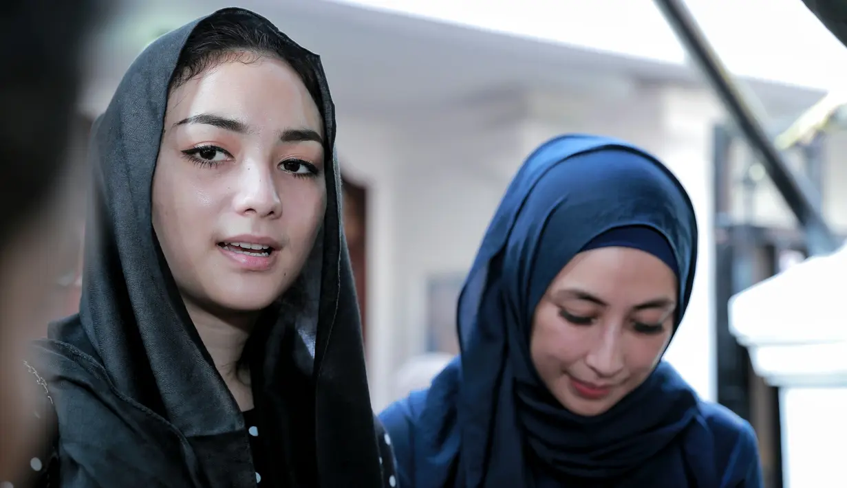 Beberapa selebriti terlihat hadir di rumah duka sebagai penghormatan terakhirnya. Terlihat Citra Kirana dengan busana hitam dengan kerudung hitam. (Adrian Putra/Bintang.com)