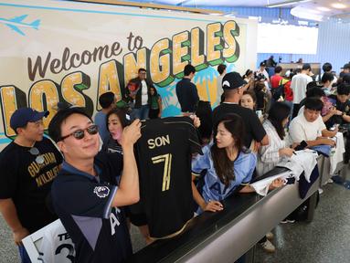 Para pendukung pemain sepak bola Korea Selatan, Son Heung-min, menunggu kedatangannya di Bandara Internasional Los Angeles, California, Amerika Serikat pada 5 Agustus 2025 waktu setempat. (Patrick T. Fallon/AFP)