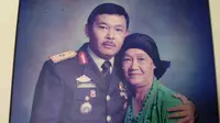 Komjen Pol Idham Aziz bersama ibunya, Hj Tuti Pertiwi Aziz.(Lipitan6.com/Ahmad Akbar Fua)