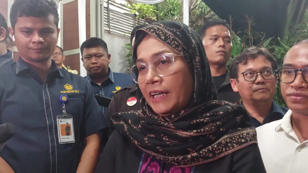Menteri Keuangan (Menkeu) Sri Mulyani saat menyambangi rumah duka Rizal Ramli di Jalan Bangka IX, Mampang Prapatan, Jakarta Selatan, Rabu (3/1/2023).