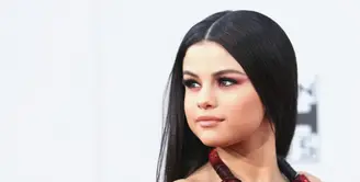 Kabar Selena Gomez dan The Weeknd menjalin cinta memang cukup mengejutkan. Terlebih ketika mereka tertangkap mesra. Namun kabarnya The Weeknd jatuh cinta pada Selena setelah wanita itu berpidato di atas panggung. (AFP/Bintang.com)