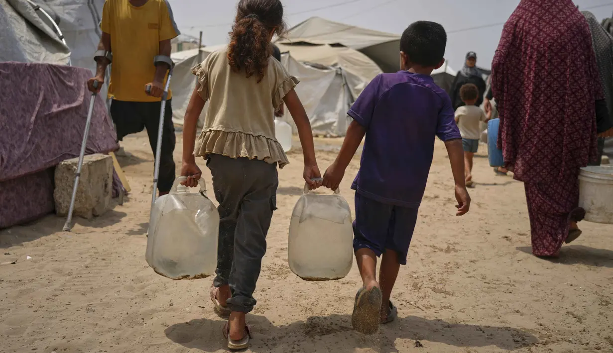 Produksi air dari sumur-sumur air tanah—yang biasanya menyumbang 80 persen dari pasokan air Gaza—turun dari 35.000 menjadi 15.000 meter kubik per hari atau menyusut lebih dari 50 persen dari kapasitas produksi air tanah sebelum perang berkecamuk. (AP Photo/Jehad Alshrafi)