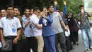 Pekerja menanti iring-iringan rombongan Raja Arab Saudi Salman bin Abdulaziz al-Saud melintas di Jalan MH Thamrin, Jakarta, Kamis (2/3). Saat rombongan Raja Salman melintas sejumlah pekerja antusias untuk melihat langsung. (Liputan6.com/Immanuel Antonius)