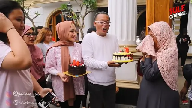 7 Potret Nathalie Holscher Ikut Rayakan Ultah Ibunda Sule, Penuh Haru Bahagia