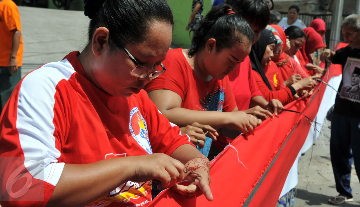 Sejumlah warga saat mengikuti lomba menjahit bendera Merah Putih sepanjang 500 meter di Kelurahan Pekojan, Jakarta, Minggu (16/8/2015). Lomba yg di ikuti oleh 12 RW dan 144 RT ini mengirimkan lima orang dlm setiap Rtnya. (Liputan6.com/Panji Diksana)