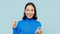 Ilustrasi perempuan berhasil melakukan transaksi melalui mobile banking. (Foto: Shutterstock)