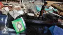 Seorang pria mencari barang yang tersisa di antara puing-puing Pasar Meureudu yang hancur di Pidie Jaya, Aceh, Kamis (8/12). Warga yang memiliki kios di pasar tersebut beramai-ramai mencari barang yang masih dapat diselamatkan. (Liputan6.com/Angga Yuniar)