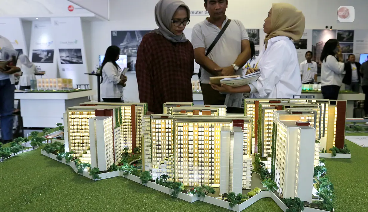 Calon pembeli melihat maket plan tower apartemen pada pameran Indonesia Property Expo 2018 di JCC Jakarta, Senin (24/9). Perusahaan konstruksi BUMN ini menginvestasi Rp1,2 T di atas lahan seluas 1,96 hektar. (Liputan6.com/Fery Pradolo)