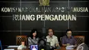 Komnas HAM akan mengusut apakah ada masyarakat yang menjadi korban dalam bentrokan yang terjadi antara TNI dan Polri di Batam dalam keterangan persnya di Jakarta, Jumat (21/11/2014). (Liputan6.com/Johan Tallo)