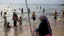 Suasana saat warga Palestina menghabiskan libur Idul Fitri di pantai Tel Aviv, Israel, Sabtu (16/6). (AP Photo/Oded Balilty)